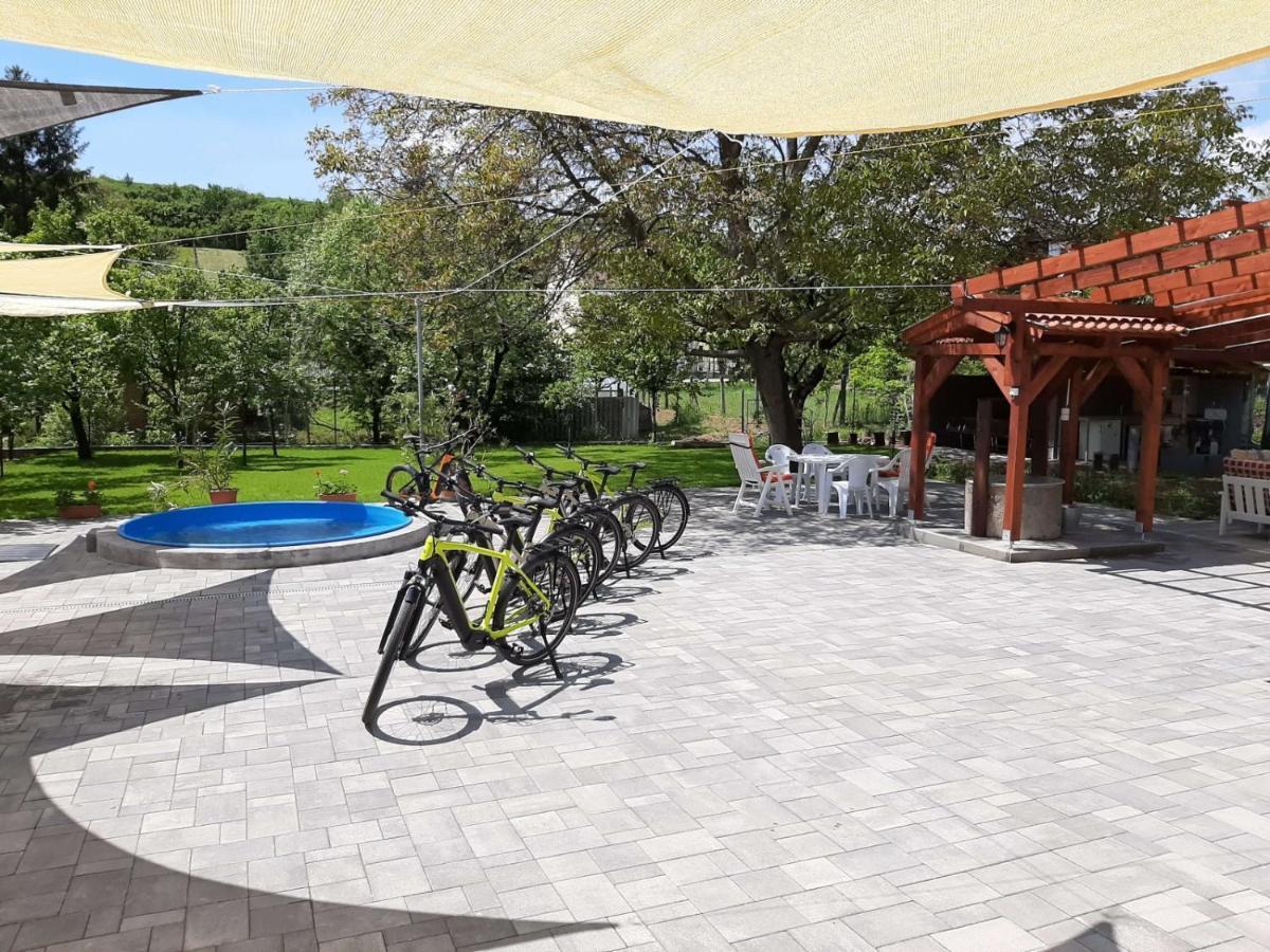 E-Tekergok Haza Hotel Bukkzserc Bagian luar foto