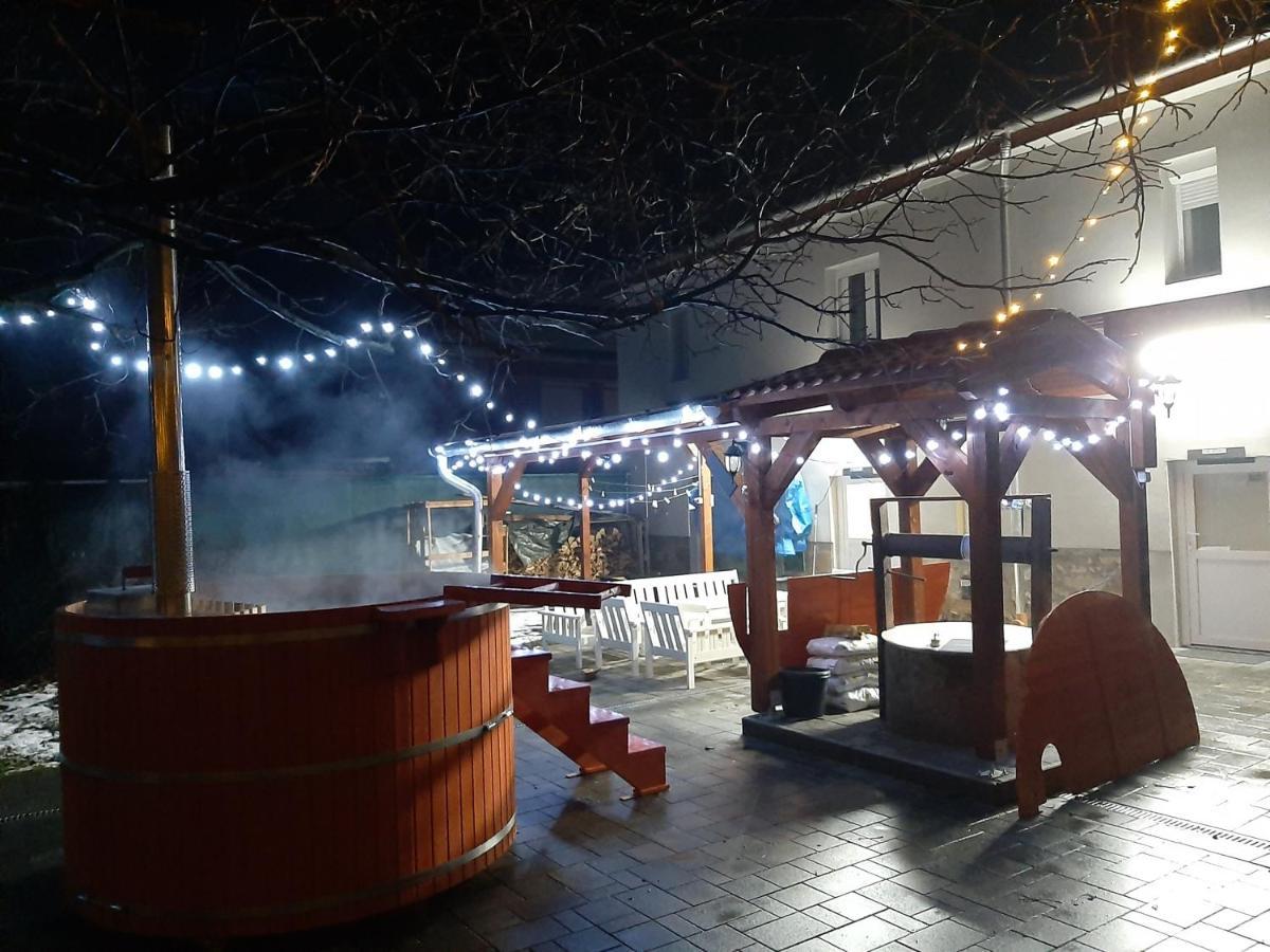 E-Tekergok Haza Hotel Bukkzserc Bagian luar foto