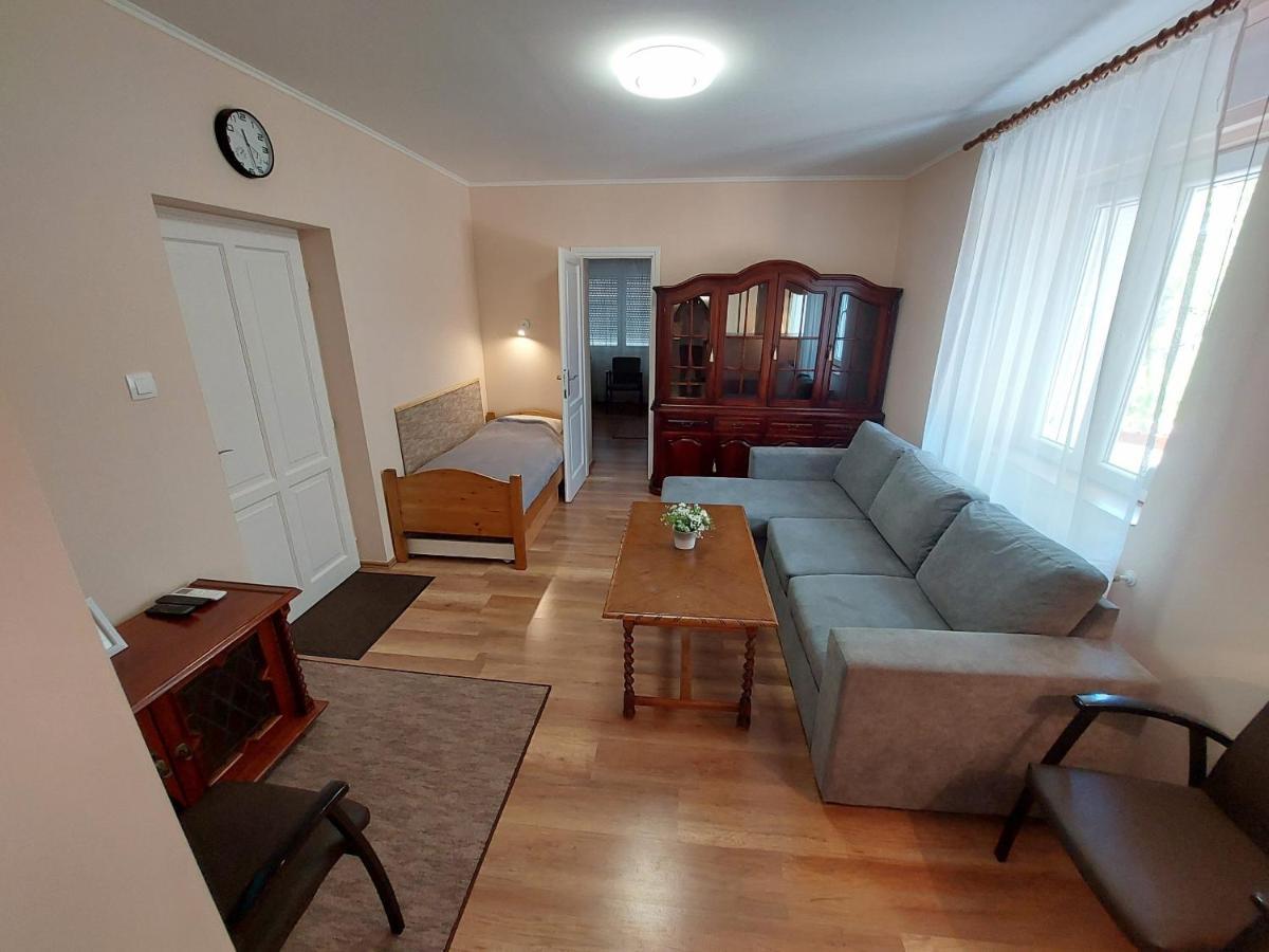 E-Tekergok Haza Hotel Bukkzserc Bagian luar foto
